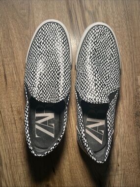 ZARA Black & White Slip-On Loafers with Pebbled Pattern Size 41